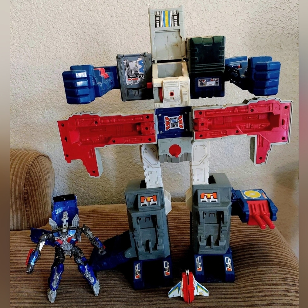 Vintage Transformers Rare Fortress Maximus Robot Action Figure Set - Multicolor